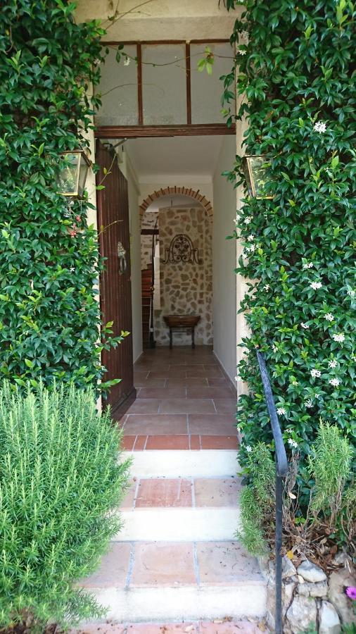 A La Dans Un Mas Provencal